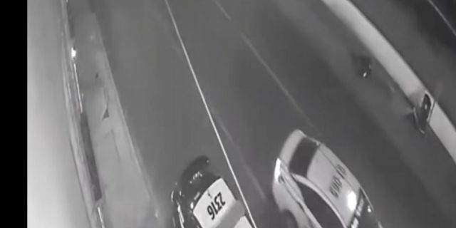 Atropella frente a policías y huye sin ser detenido